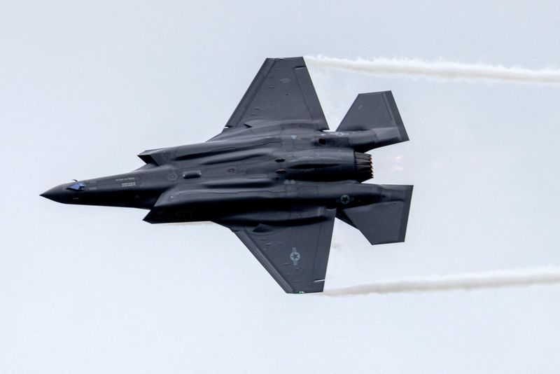 &copy; Reuters. FILE PHOTO: A Lockheed Martin F-35 fighter jet performs during the International Aerospace Exhibition ILA on the opening day at Schoenefeld Airport in Berlin, Germany June 5, 2024. REUTERS/Axel Schmidt/File Photo