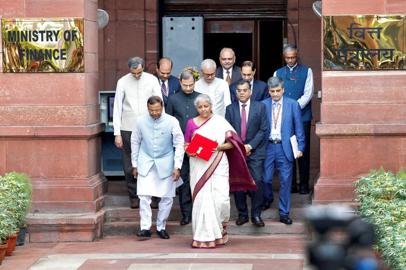 © Reuters. FILE PHOTO: India's Finance Minister Nirmala Sitharaman holds a folder with the Government of India's logo while leaving her office to present the union budget in the parliament in New Delhi, India, July 23, 2024. REUTERS/Altaf Hussain/File Photo