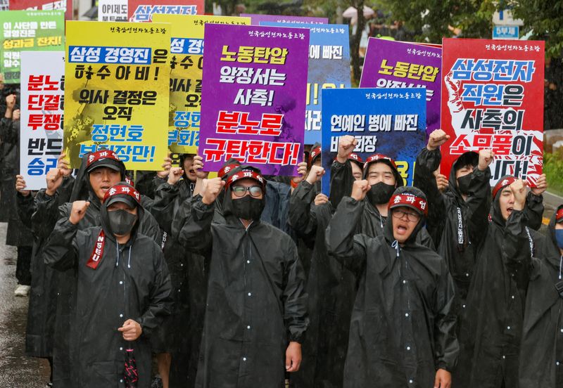 © Reuters. The National Samsung Electronics Union (NSEU) workers hold placards and shout slogans during a general strike to disrupt production between July 8 and 10, in front of the Samsung Electronics Nano City Hwaseong Campus in Hwaseong, South Korea, July 8, 2024. REUTERS/Kim Soo-hyeon/File Photo