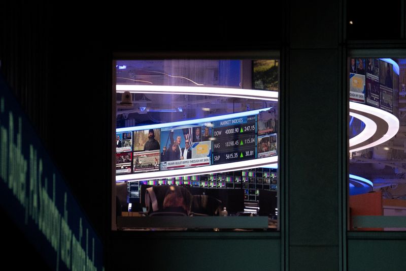 © Reuters. Screens are pictured at Fox headquarters after former U.S. President and presidential candidate Donald J. Trump was injured when shots were fired during a campaign rally held in Butler, in New York, U.S., July 13, 2024.  REUTERS/Jeenah Moon/File Photo