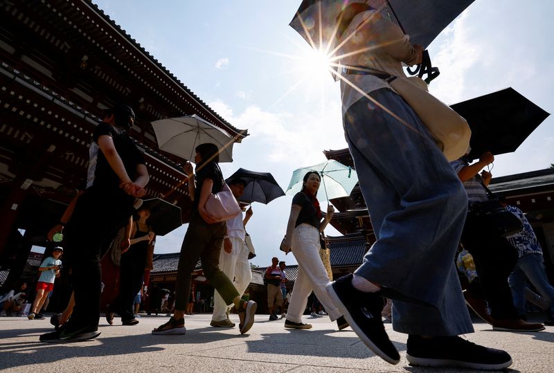 © Reuters. Passersby holding umbrellas walk under a strong sunlight at the Sensoji temple as Japanese government issued heat stroke alerts in 39 of the country's 47 prefectures in Tokyo, Japan July 22, 2024.  REUTERS/Issei Kato/File Photo