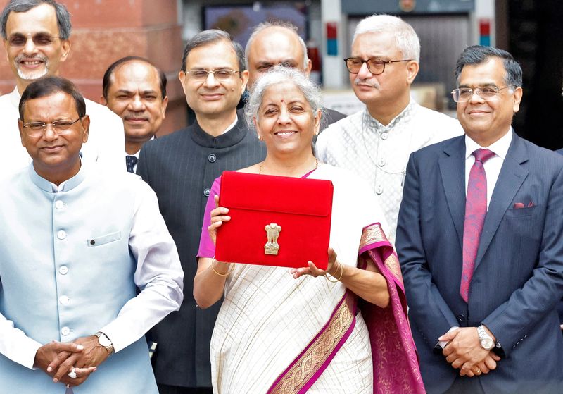 © Reuters. FILE PHOTO: India's Finance Minister Nirmala Sitharaman holds up a folder with the Government of India's logo as she leaves her office to present the union budget in the parliament in New Delhi, India, July 23, 2024. REUTERS/Altaf Hussain/File Photo