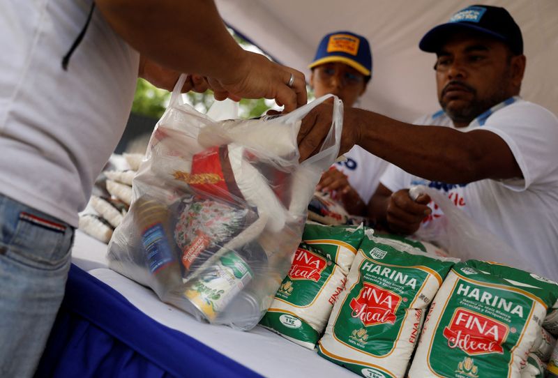&copy; Reuters. Pessoa compra alimentos em Caracas, Venezuelan21/07/2024nREUTERS/Leonardo Fernandez Viloria