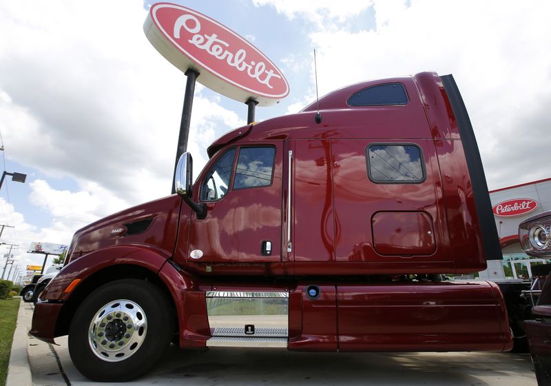 &copy; Reuters. FILE PHOTO: A Peterbilt truck is seen at a dealership in Bolingbrook near Chicago, Illinois July 3, 2014.  Peterbilt Motors Company is owned by Paccar Inc. REUTERS/Jim Young/File Photo