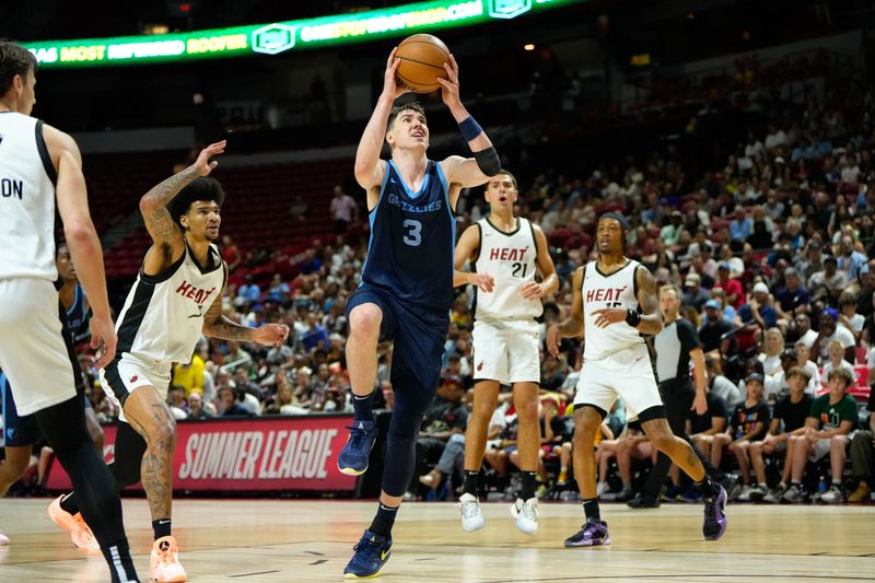 &copy; Reuters. FILE PHOTO: Jul 22, 2024; Las Vegas, NV, USA; Memphis Grizzlies forward Jake LaRavia (3) attempts to score a layup against the Miami Heat during the second half at Thomas & Mack Center. Mandatory Credit: Lucas Peltier-USA TODAY Sports/File Photo