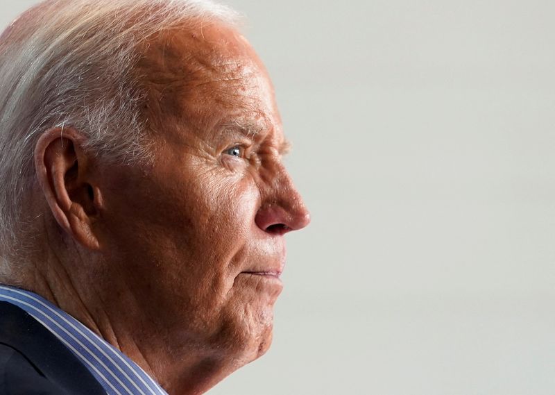 &copy; Reuters. FILE PHOTO: U.S. President Joe Biden looks on during a campaign event at Sherman Middle School, in Madison, Wisconsin, U.S., July 5, 2024. REUTERS/Nathan Howard/File Photo