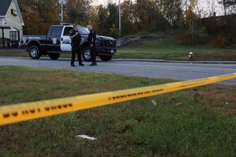 © Reuters. FILE PHOTO: Police officers stand guard near the Just-In-Time Recreation bowling alley, one of the locations of the deadly mass shootings in Lewiston, Maine, U.S. October 27, 2023. REUTERS/Shannon Stapleton/File Photo