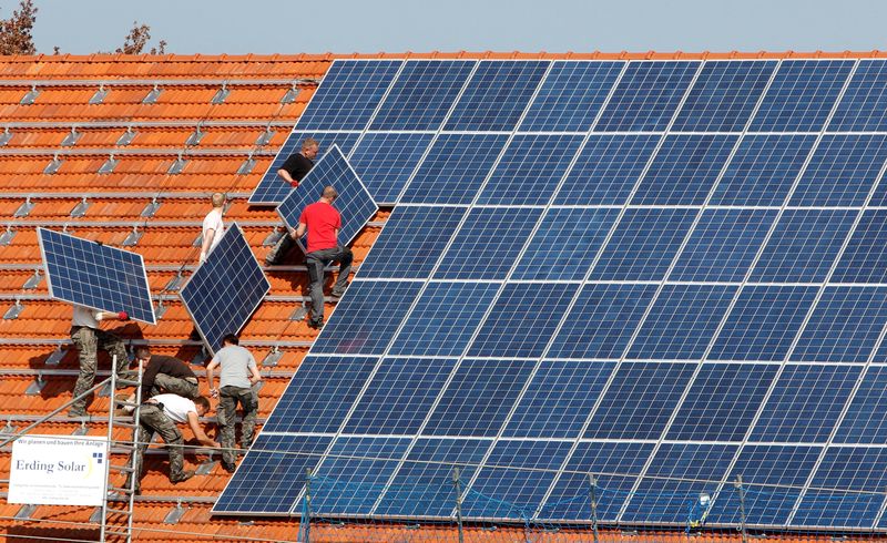 &copy; Reuters. Trabalhadores instalam placas solares em telhadon21/03/2012nREUTERS/Michaela Rehle