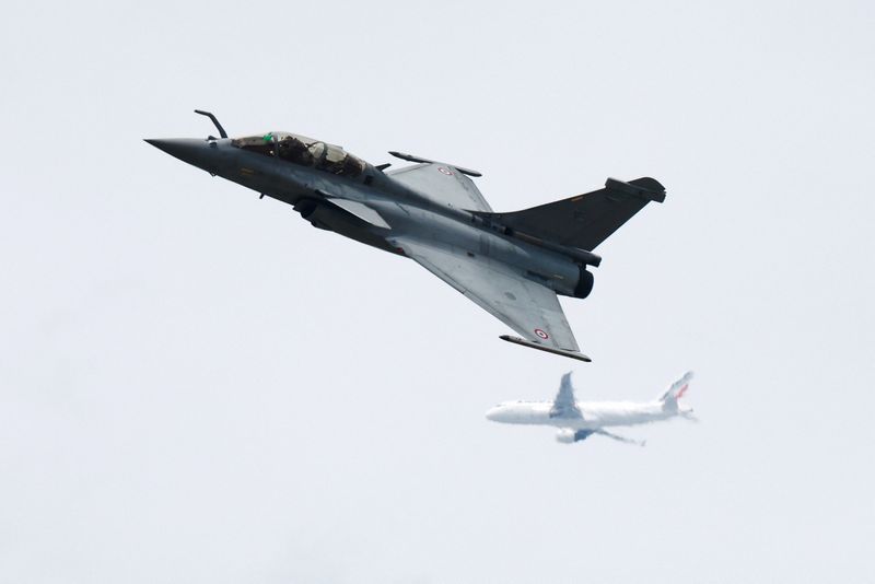 &copy; Reuters. FILE PHOTO: A Dassault Rafale of the French Air Force performs a flying display at the 54th International Paris Airshow at Le Bourget Airport near Paris, France, June 20, 2023. REUTERS/Benoit Tessier/File Photo