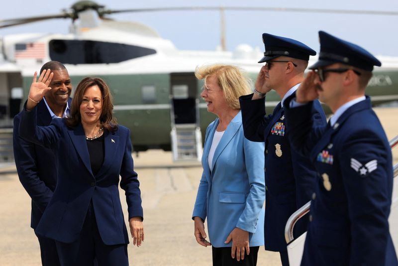 © Reuters. U.S. Vice President Kamala Harris waves before boarding Air Force Two as she departs on campaign travel to Milwaukee, Wisconsin, at Joint Base Andrews, Maryland, U.S., July 23, 2024. REUTERS/Kevin Mohatt/Pool