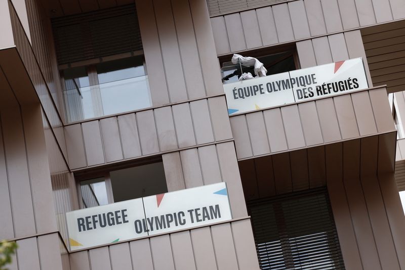 &copy; Reuters. Cartazes da equipe olímpica de refugiados em prédios na Vila dos Atletasn23/07/2024nREUTERS/Benoit Tessier