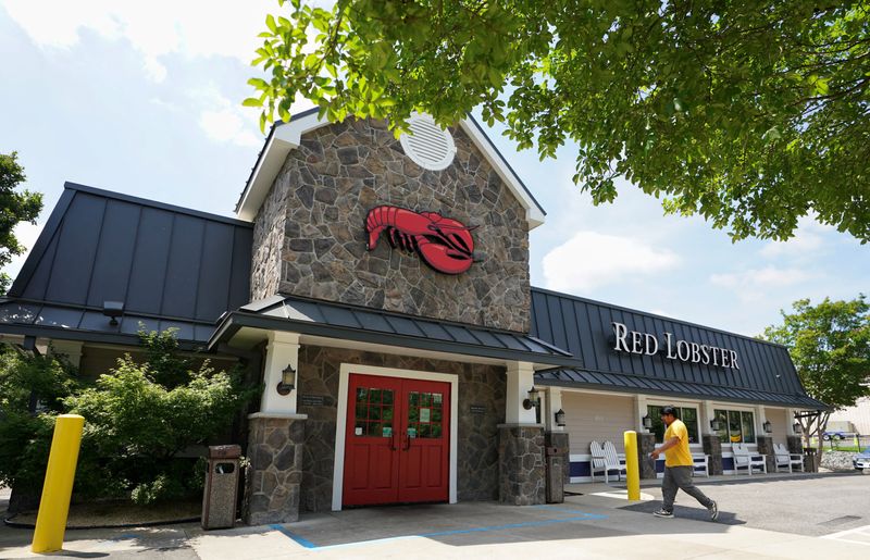 &copy; Reuters. FILE PHOTO: A customer enters a Red Lobster restaurant in Alexandria, Virginia, U.S., May 20, 2024.  REUTERS/Kevin Lamarque/File Photo