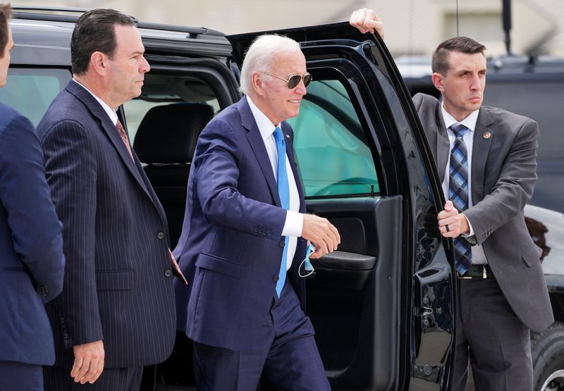 © Reuters. U.S. President Joe Biden carries a protective face masks before boarding Air Force One at Dover Air Force Base, in Dover, Delaware, U.S., July 23, 2024. REUTERS/Ken Cedeno