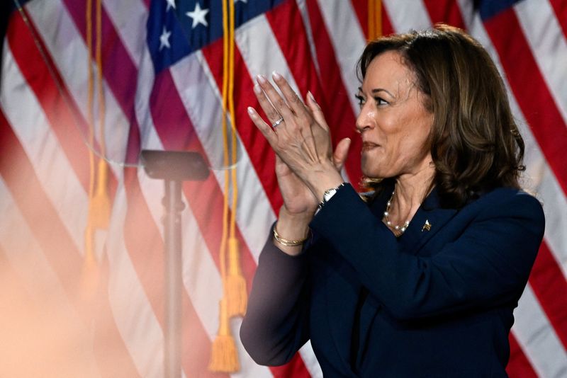 © Reuters. U.S. Vice President Kamala Harris applauds during a campaign event at West Allis Central High School, in West Allis, Wisconsin, U.S., July 23, 2024. REUTERS/Vincent Alban