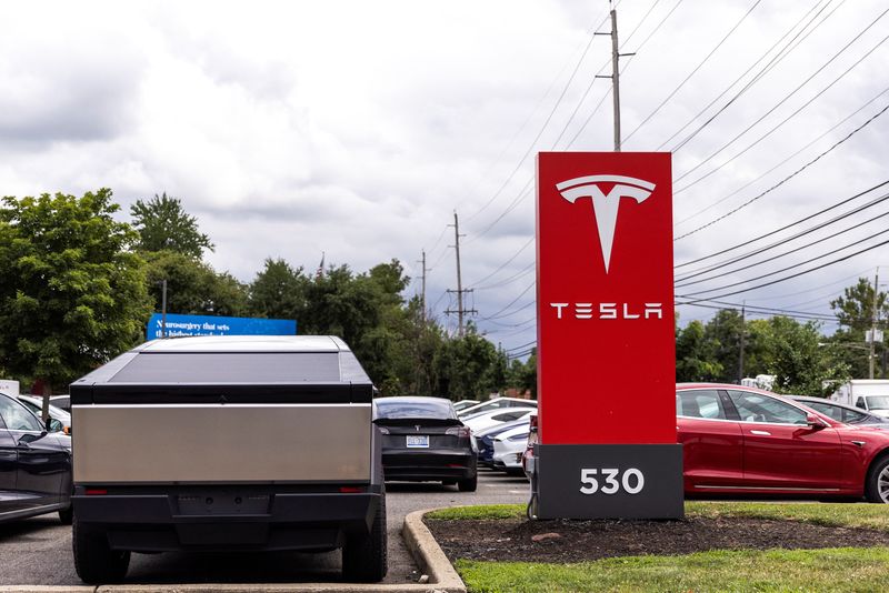 © Reuters. A Tesla Cybertruck is parked on a local Tesla dealer in Paramus, New Jersey, U.S., July 23, 2024.  REUTERS/Eduardo Munoz