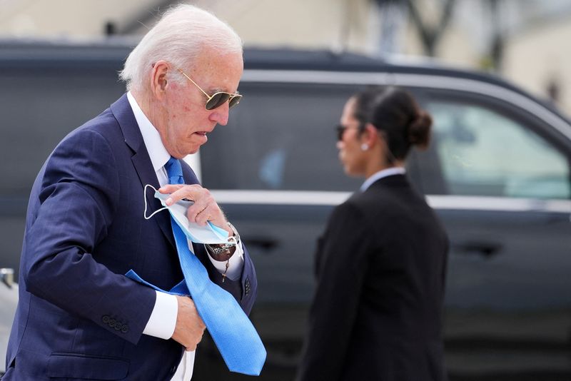 &copy; Reuters. U.S. President Joe Biden carries a protective face mask before boarding Air Force One at Dover Air Force Base, in Dover, Delaware, U.S., July 23, 2024. REUTERS/Ken Cedeno