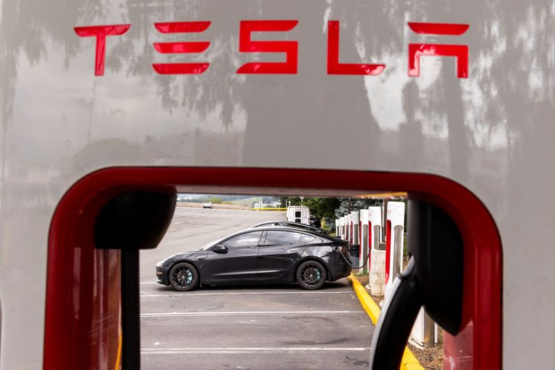 &copy; Reuters. Tesla electric vehicles use a Tesla supercharging station in Union City, New Jersey, U.S., July 23, 2024.  REUTERS/Eduardo Munoz/file photo