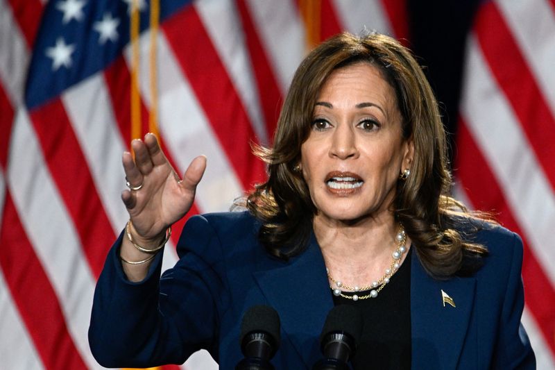 © Reuters. U.S. Vice President Kamala Harris delivers remarks during a campaign event at West Allis Central High School, in West Allis, Wisconsin, U.S., July 23, 2024. REUTERS/Vincent Alban