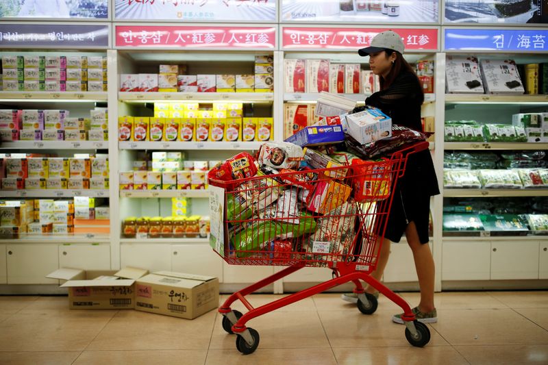 © Reuters. FILE PHOTO: A woman shops at a market in Seoul, South Korea, July 26, 2016. Picture taken on July 26, 2016.   REUTERS/Kim Hong-Ji/File Photo