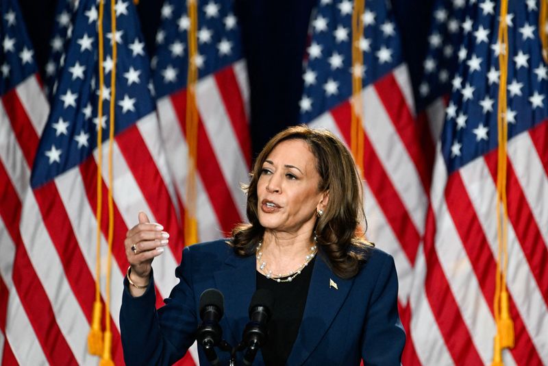 © Reuters. U.S. Vice President Kamala Harris delivers remarks during a campaign event at West Allis Central High School, in West Allis, Wisconsin, U.S., July 23, 2024. REUTERS/Vincent Alban