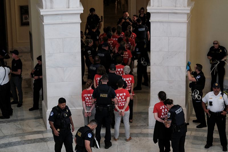 © Reuters. Police officers operate during a protest in support of Palestinians inside of the Cannon Office Building one day prior to Israeli Prime Minister Benjamin Netanyahu address to the U.S. Congress in Washington, U.S., July 23, 2024. REUTERS/Michael A. McCoy