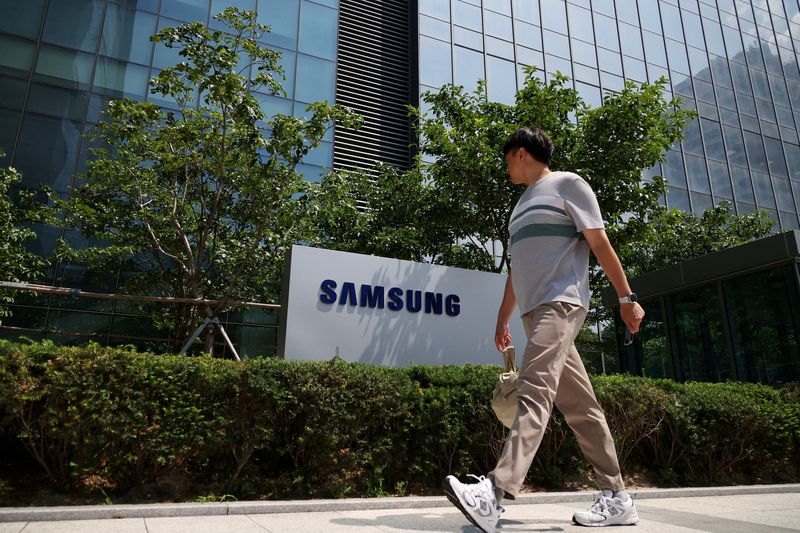 &copy; Reuters. An employee walks past the logo of Samsung Electronics during a media tour at Samsung Electronics' headquarters in Suwon, South Korea, June 13, 2023.  REUTERS/Kim Hong-Ji/file photo