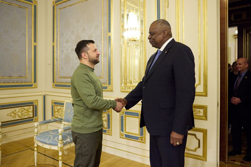 © Reuters. FILE PHOTO: Ukraine's President Volodymyr Zelenskiy welcomes U.S. Defense Secretary Lloyd Austin before their meeting, amid Russia's attack on Ukraine, in Kyiv, Ukraine November 20, 2023. Ukrainian Presidential Press Service/Handout via REUTERS/File Photo