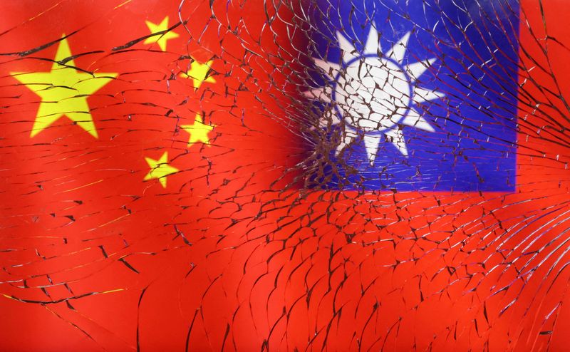 © Reuters. FILE PHOTO: Chinese and Taiwanese flags are seen through broken glass in this illustration taken, April 11, 2023. REUTERS/Dado Ruvic/Illustration/ File Photo