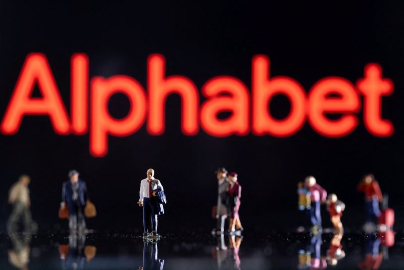 © Reuters. FILE PHOTO: Small figurines are seen in front of displayed Alphabet logo in this illustration taken February 11, 2022. REUTERS/Dado Ruvic/Ilustration/File Photo