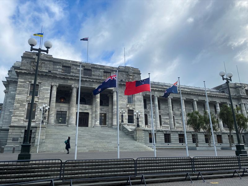 ©Reuters.  A pedestrian walks past the New Zealand Parliament Buildings in Wellington, New Zealand, on June 14, 2022.