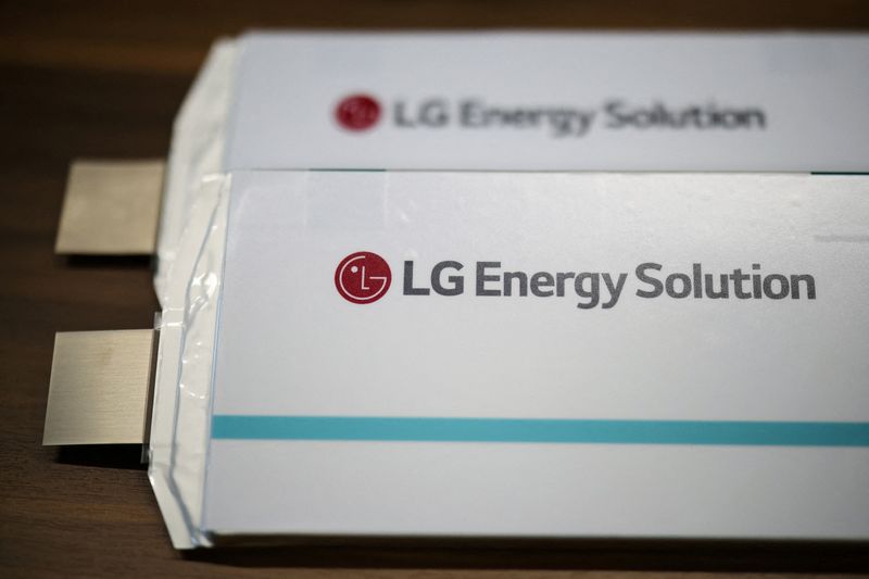 &copy; Reuters. FILE PHOTO: Battery cells with the logo of LG Energy Solution are displayed at the company headquarters in Seoul, South Korea, April 23, 2024.   REUTERS/Kim Hong-Ji/File Photo