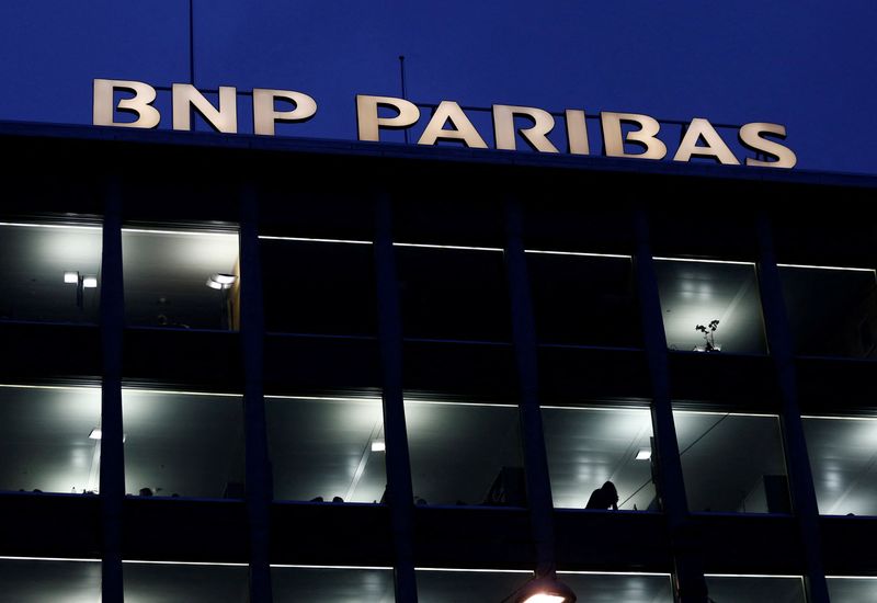 © Reuters. FILE PHOTO: A BNP Paribas sign is pictured on a building of the bank in Geneva November 26, 2014.  REUTERS/Denis Balibouse/File Photo