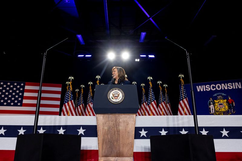 © Reuters. U.S. Vice President Kamala Harris addresses a crowd of supporters during her first campaign event as a candidate for president at West Allis High School in West Allis, Wisconsin, U.S., July 23, 2024. REUTERS/Kevin Mohatt