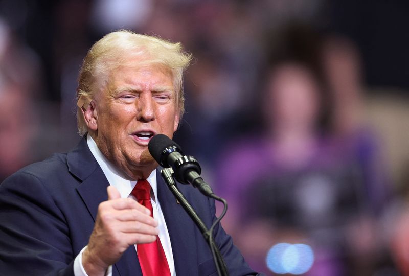 © Reuters. Republican presidential nominee and former U.S. President Donald Trump speaks, as he holds a campaign rally for the first time with his running mate, Republican vice presidential nominee U.S. Senator J.D. Vance (R-OH) in Grand Rapids, Michigan, U.S. July 20, 2024. REUTERS/Tom Brenner/File photo