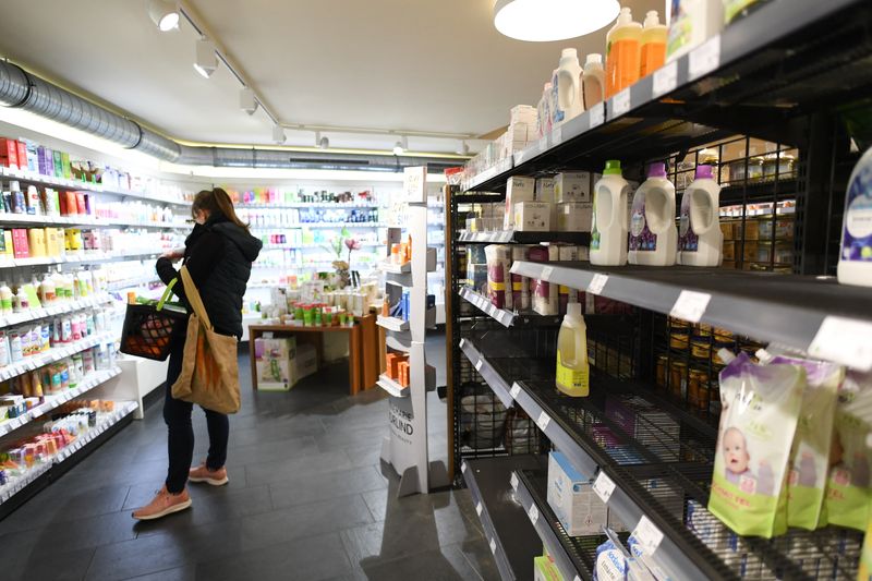 &copy; Reuters. FILE PHOTO: Partially emptied shelves are pictured in a supermarket during the spread of the coronavirus disease (COVID-19) in Munich, Germany, March 18, 2020. REUTERS/Andreas Gebert/File photo