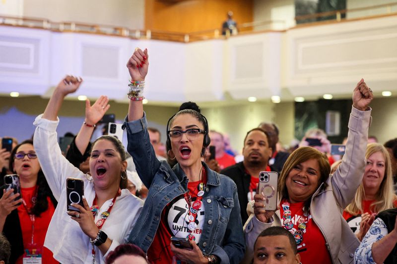 © Reuters. FILE PHOTO: Members of UNITE HERE, the nation’s largest hospitality workers' labor union, react during a speech by U.S. Vice President Kamala Harris at the union’s Constitutional Convention in New York City, U.S., June 21, 2024.  REUTERS/Brendan McDermid/File Photo