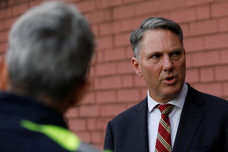 © Reuters. Australian Deputy Prime Minister and Defence Minister Richard Marles speaks during a tour of the Sheffield Forgemasters site, where steel used in defence programmes including a future fleet of nuclear-armed submarines is manufactured, in Sheffield, Britain, July 13, 2024. REUTERS/Temilade Adelaja/Pool/File Photo