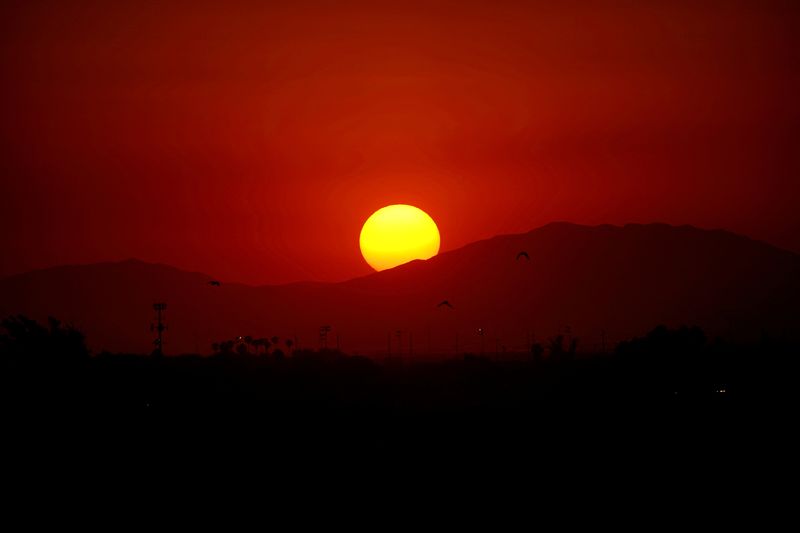 © Reuters. FILE PHOTO: The sun sets during a heatwave, in Mexicali, Mexico July 5, 2024. REUTERS/Victor Medina/File Photo