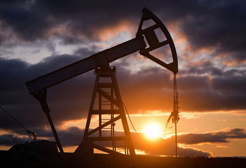 &copy; Reuters. FILE PHOTO: An oil pump jack outside Almetyevsk in the Republic of Tatarstan, Russia, June 4, 2023. REUTERS/Alexander Manzyuk/File Photo