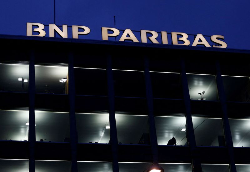 &copy; Reuters.  Un'insegna di Bnp Paribas su un edificio della banca a Ginevra il 26 novembre 2014.  REUTERS/Denis Balibouse/Foto d'archivio