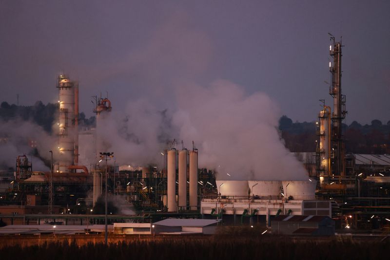 © Reuters. FILE PHOTO: A general view shows Inovyn chemical plant, that manufactures vinyl chloride (VCM) and polyvinyl Chloride (PVC) in Martorell, near Barcelona, Spain January 29, 2022. REUTERS/Nacho Doce/File photo