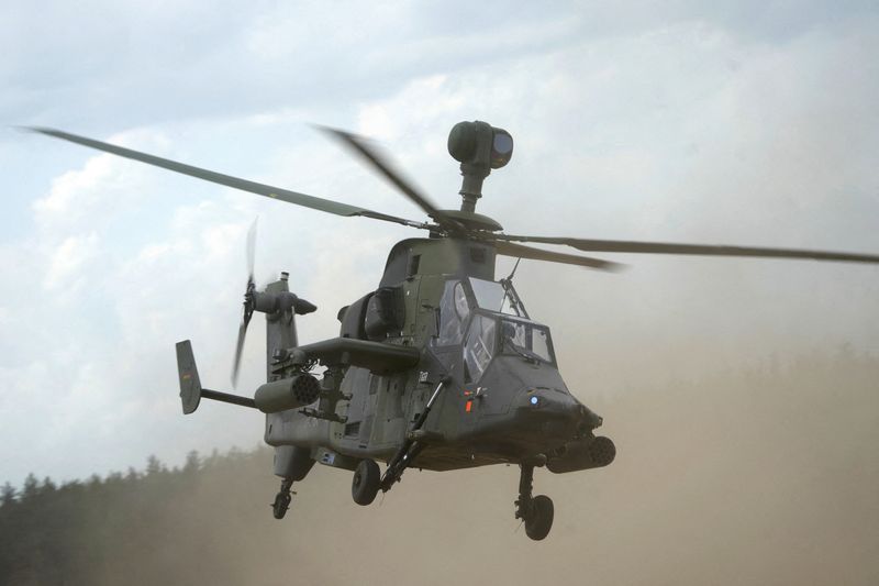 © Reuters. FILE PHOTO: German army Eurocopter Tiger helicopter flies during Quadriga 2024 military exercise in Pabrade, Lithuania May 29, 2024. REUTERS/Ints Kalnins/File Photo