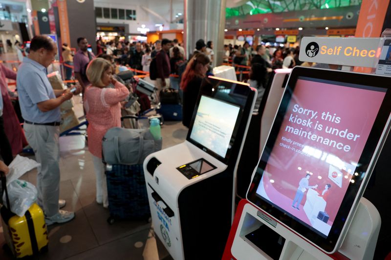 &copy; Reuters. FILE PHOTO: An AirAsia self-check-in kiosk shows a maintenance notice, at Kuala Lumpur International Airport's Terminal 2, after a global IT system outage, in Sepang, Malaysia, July 19, 2024. REUTERS/Hasnoor Hussain/File Photo