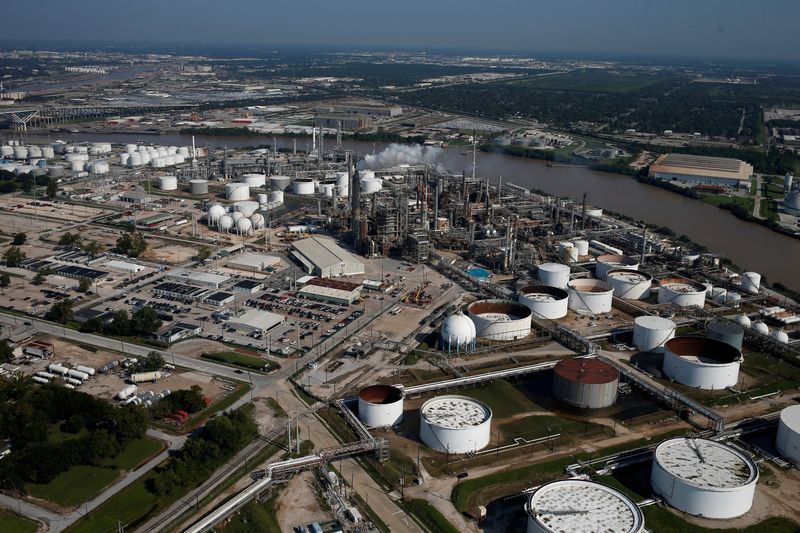 © Reuters. FILE PHOTO: An aerial view of the Valero Houston Refinery is seen in Houston, Texas, U.S. August 31, 2017. REUTERS/Adrees Latif/File Photo