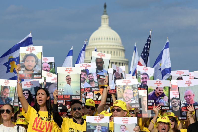 © Reuters. FILE PHOTO: Families of Israeli hostages gather ahead of Israeli Prime Minister Benjamin Netanyahu's address to a joint meeting of Congress, at the National Mall in Washington, U.S., July 23, 2024. REUTERS/Craig Hudson/File Photo