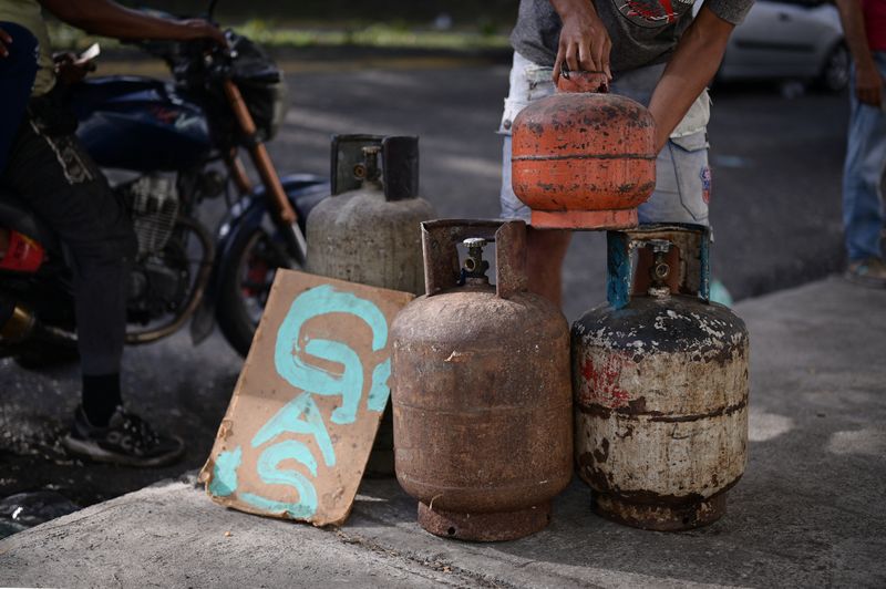 &copy; Reuters. FILE PHOTO: A man stacks gas canisters in a street stall, as Venezuela prepares for presidential elections, in Caracas, Venezuela July 20, 2024. REUTERS/Gaby Oraa/File Photo