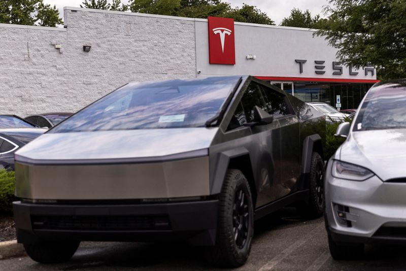 &copy; Reuters. FILE PHOTO: A Tesla Cybertruck is parked on a local Tesla dealer in Paramus, New Jersey, U.S., July 23, 2024.  REUTERS/Eduardo Munoz/File Photo