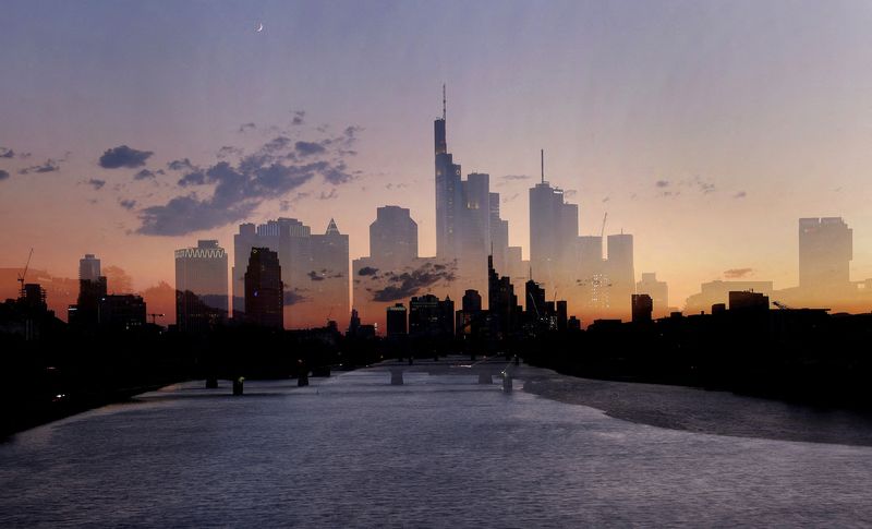 © Reuters. FILE PHOTO: The sun sets behind the skyline of Frankfurt, Germany, July 3, 2022. Picture taken with zoom effect during long time exposure.  REUTERS/Kai Pfaffenbach/File Photo