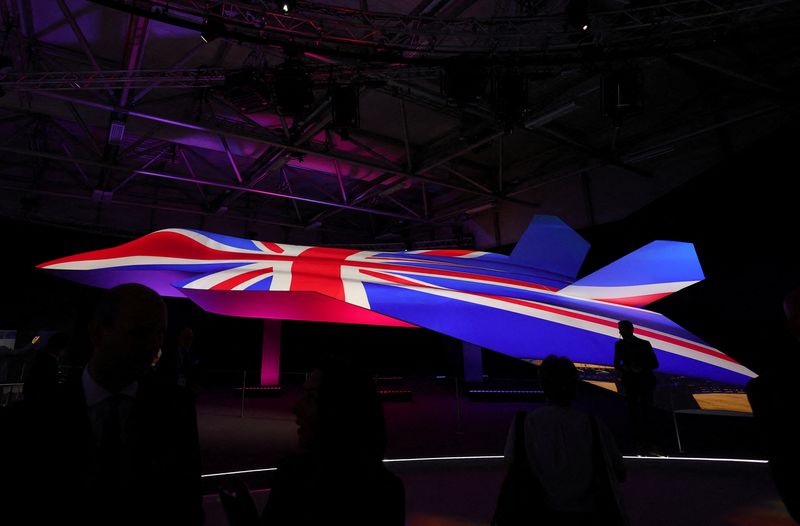 © Reuters. FILE PHOTO: Attendees view the GCAP (Global Combat Air Programme) concept model fighter plane at the BAE Systems pavilion at the Farnborough International Airshow, in Farnborough, Britain, July 22, 2024. REUTERS/Toby Melville/File Photo