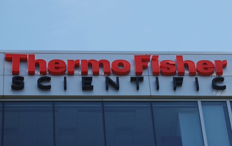 &copy; Reuters. FILE PHOTO: A sign marks the offices of Thermo Fisher Scientific offices in Waltham, Massachusetts, U.S., August 2, 2023.REUTERS/Brian Snyder/File Photo